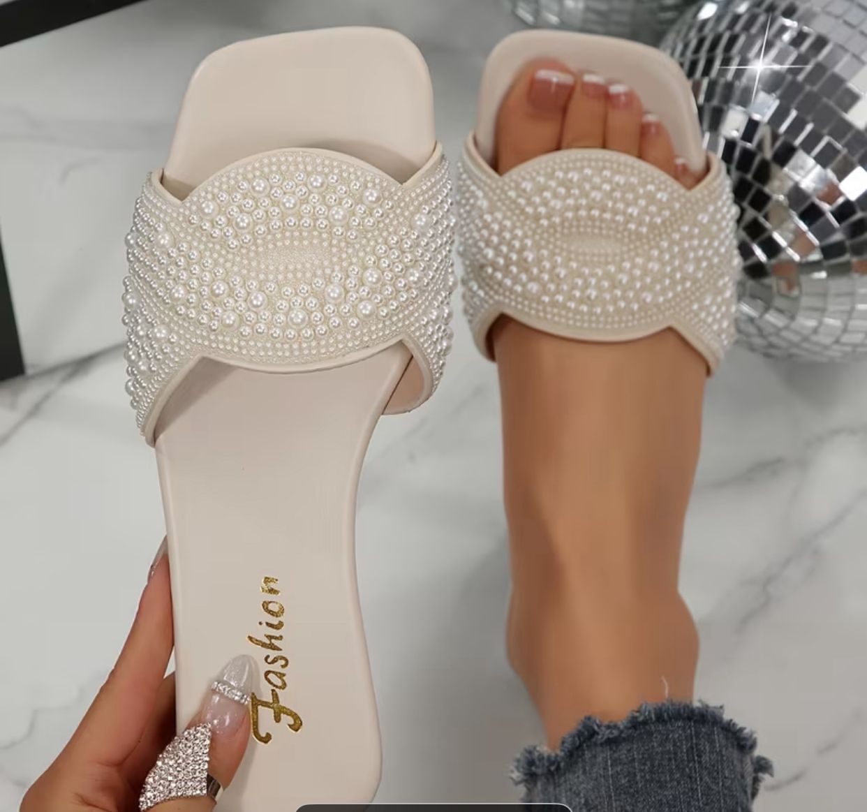Elegant women's flat slippers